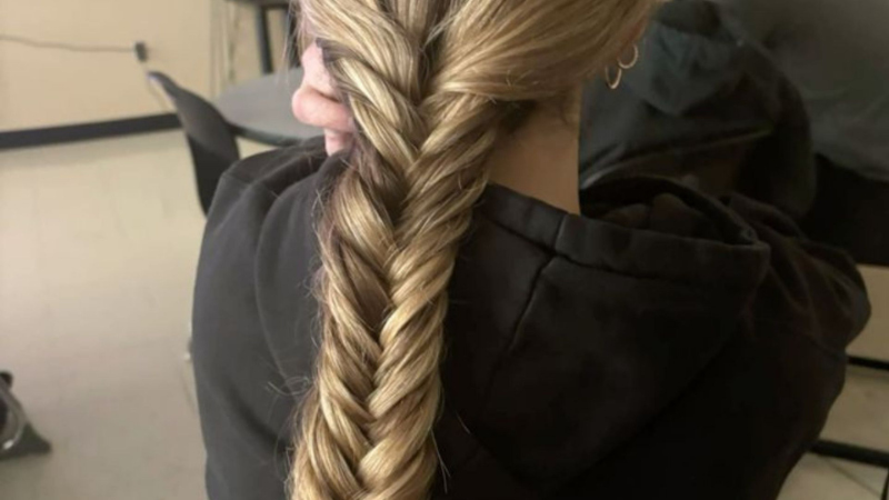 cara kepang rambut French Braid